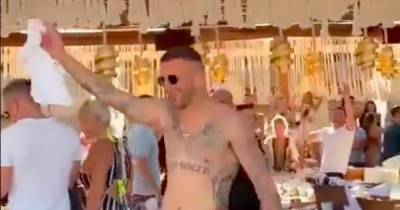 Man City defender Kyle Walker sings Sweet Caroline while holidaying with England teammates - www.manchestereveningnews.co.uk - Italy - Manchester