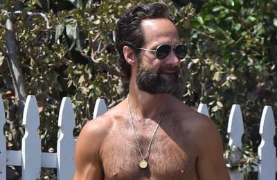 Silicon Valley's Chris Diamantopoulos Bares Ripped Body During a Shirtless Stroll - www.justjared.com - Los Angeles - New York
