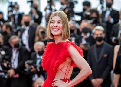 Rosamund Pike dazzles the red carpet at final day of Cannes Film Festival - evoke.ie - Britain