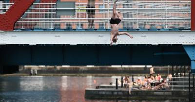 Hot weather swimming warning as people seen jumping off bridge at Salford Quays - www.manchestereveningnews.co.uk - Manchester