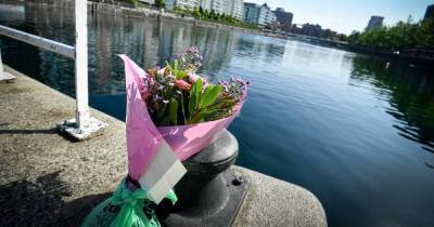 Flowers left at Salford Quays where man, 19, died in the water - www.manchestereveningnews.co.uk - Manchester