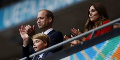 The Duchess of Cambridge has a clever way of introducing Prince George to royal life - www.msn.com