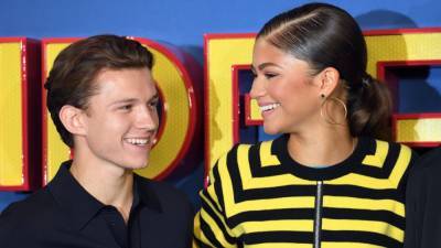 Tom Holland - Silver Lake - Tom Holland and Zendaya Spotted Kissing in Los Angeles - etonline.com - Los Angeles