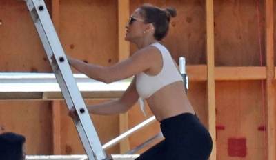 Jennifer Lopez flaunts toned figure as she tours a new build amid house hunting search with Ben Affleck - www.foxnews.com - Los Angeles