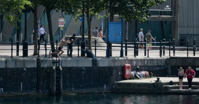 People pictured jumping in water at Salford Quays hours after 19-year-old man died nearby - www.manchestereveningnews.co.uk