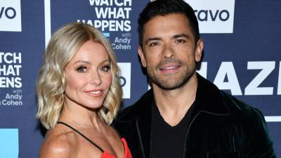 Mark Consuelos Can't Stop Checking Out Wife Kelly Ripa in Cheeky Swimsuit Photo - www.etonline.com