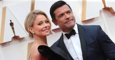 Kelly Ripa's 'cheeky' pic with husband is a sight to behold - www.wonderwall.com - Italy