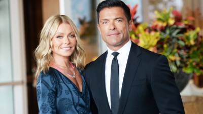 Hello, Kelly Ripa Posted a Photo of Mark Consuelos Staring at Her Butt - www.glamour.com