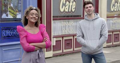 Corrie fans beg writers to 'sort his heart out' as Emma declares love for Curtis - www.manchestereveningnews.co.uk