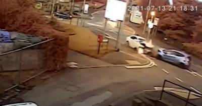 “He was coming straight at me": Horrifying moment driver on wrong side of the road causes head-on crash - www.manchestereveningnews.co.uk