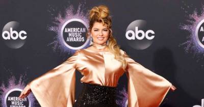 Shania Twain looks incredible wearing red lace for sun-drenched photo - www.msn.com