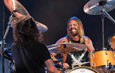 Watch Taylor Hawkins on lead vocals in Foo Fighters’ disco cover ‘Shadow Dancing’ - www.nme.com