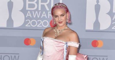 Anne-Marie emails Ed Sheeran during panic attack - www.msn.com