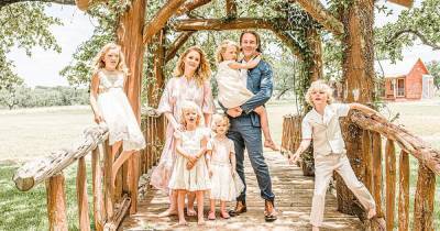 James Van Der Beek and Wife Kimberly Take Family Photos at Texas Home With 5 Kids - www.usmagazine.com - Los Angeles - Texas - Austin
