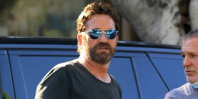 Gerard Butler Stops & Snaps A Pic With A Fan In LA - www.justjared.com - Los Angeles - county Butler