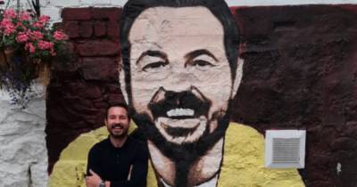 Martin Compston delighted as he poses next to huge mural of his face at Greenock pub - www.dailyrecord.co.uk - Scotland - city Inverclyde