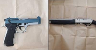 Wanted man arrested after two guns and ammo found by cops - www.manchestereveningnews.co.uk - county Oldham