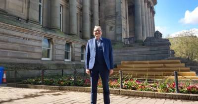 Tributes paid to 'giant in Bolton' David Greenhalgh after council leader dies - www.manchestereveningnews.co.uk