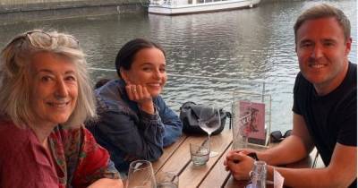 Corrie's Alan Halsall 'messes' with fans' heads as he dines out with new soap family in Salford - www.manchestereveningnews.co.uk