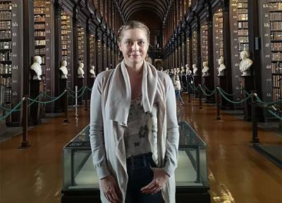 Hollywood Actress Amy Adams delights staff by paying a visit to The Book of Kells - evoke.ie - Dublin
