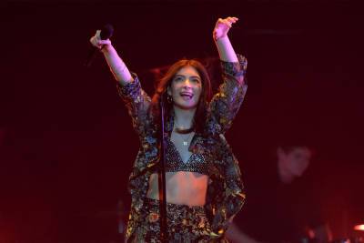 Lorde is a ‘Hot One,’ harnesses ‘Solar Power’ to slay spicy wings - nypost.com