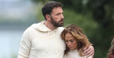 Ben Affleck & Jennifer Lopez Wrap Their Arms Around Each Other During Evening Stroll! - www.justjared.com - Hollywood - New York - county Hampton