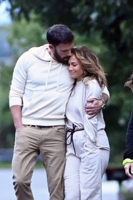Ben Affleck And Jennifer Lopez Wrap Their Arms Around Each Other For Evening Stroll In The Hamptons - etcanada.com - Las Vegas - county Hampton