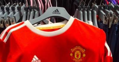 Manchester United's leaked new home kit spotted in shops - www.manchestereveningnews.co.uk - Manchester