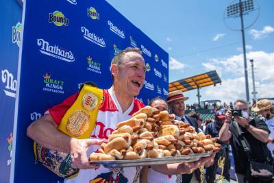Competitive Eater Joey Chestnut Breaks His Own Record By Scarfing 76 Hot Dogs In 10 Minutes - etcanada.com