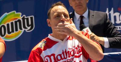 Joey Chestnut Breaks His Own Record at Nathan's Hot Dog Eating Contest 2021! - www.justjared.com - New York - county York