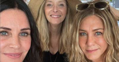 Friends reunite as Jennifer Aniston, Lisa Kudrow and Courteney Cox party - www.ok.co.uk