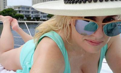 Rebel Wilson shares daring beach selfie in stunning low-cut swimsuit - hellomagazine.com - Florida