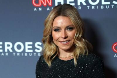 Kelly Ripa Sets The Record Straight After ‘Weirdos’ Claim She’s Missing A Foot In Family Photo - etcanada.com - Italy