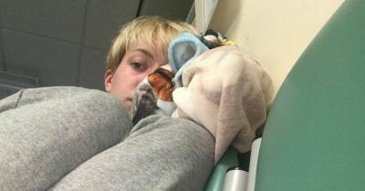 “It absolutely broke me... the nurse said there were no beds in the whole of Greater Manchester": Teenager, 17, left alone in A&E for 11 hours as she waited for surgery to remove her appendix - www.manchestereveningnews.co.uk - Manchester