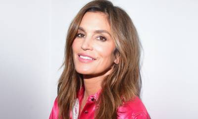 Cindy Crawford wears just a towel and her curls as she shares a peek into her life - hellomagazine.com