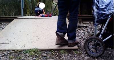 Shocking picture shows parents leaving toddler on train track to take selfie as part of dangerous social media trend - www.manchestereveningnews.co.uk