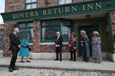 The Queen Takes A Stroll Down U.K. Soap Coronation Street’s Famous Cobbles Almost 40 Years After Her Last Visit - etcanada.com - Manchester - city Media