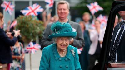 Queen Elizabeth II visits set of TV soap 'Coronation Street' - abcnews.go.com - Manchester