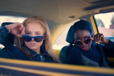 Kristen Bell And Kirby Howell-Baptiste Run An Illegal Coupon Club Scheme In New Trailer For ‘Queenpins’ - etcanada.com - county Bell