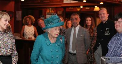 Queen pops into Rovers Return on visit to Coronation Street set - but told there's no hot pot - www.manchestereveningnews.co.uk