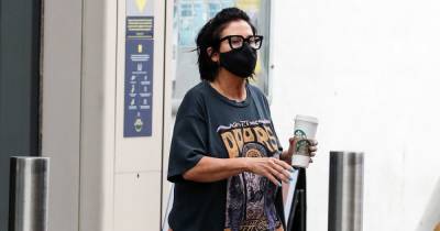 Jessie Wallace - Jessie Wallace dresses down in Doors T-shirt and fluffy slippers to grab coffee - ok.co.uk - county Door
