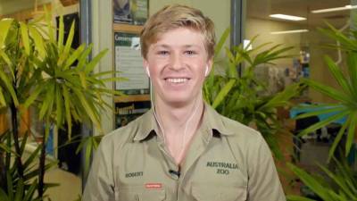 Rachel Smith - Steve Irwin - Robert Irwin - Robert Irwin on His Dad's Legacy and How His Family Reacted to Him Swimming With Sharks (Exclusive) - etonline.com