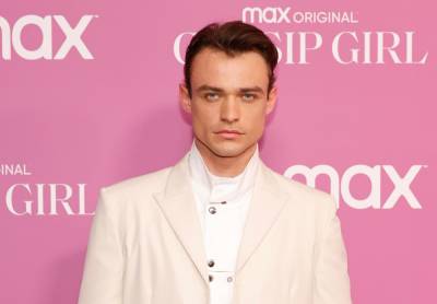 ‘Gossip Girl’ Star Thomas Doherty Reveals He’d Never Kissed A Man Before Playing Pansexual Max - etcanada.com