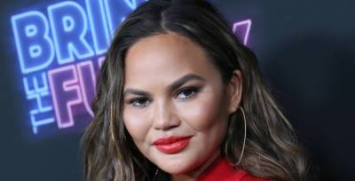 Chrissy Teigen Responds to Theory That She Deletes Negative Instagram Comments - www.justjared.com