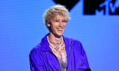 Fans are skeptical if Machine Gun Kelly’s newly shaved head is real or a bald cap - us.hola.com