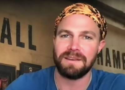 Stephen Amell Hilarously Reads Thirst Tweets About Himself - etcanada.com