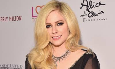 Avril Lavigne is ageless in beautiful beachside snaps - hellomagazine.com