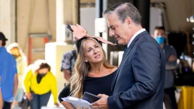 Chris Noth Is In Bed With Sarah Jessica Parker in New 'Sex and the City' Series Pic - www.etonline.com - county Parker