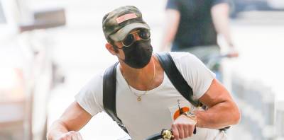 Justin Theroux Keeps Low Profile on Bike Ride in New York City - www.justjared.com - New York