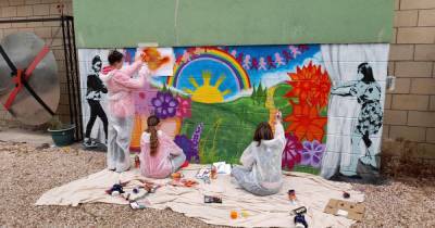 Falkirk's young people design and create mural representing 'opening curtain' on Covid-19 - www.dailyrecord.co.uk